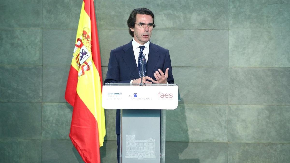 Aznar pide a Rajoy más reformas y avisa que el populismo debe perder en las urnas y en los programas de partidos