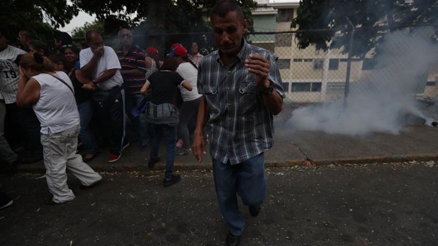 Lanzan una bomba lacrimógena en un acto del opositor Guaidó en el oeste de Caracas