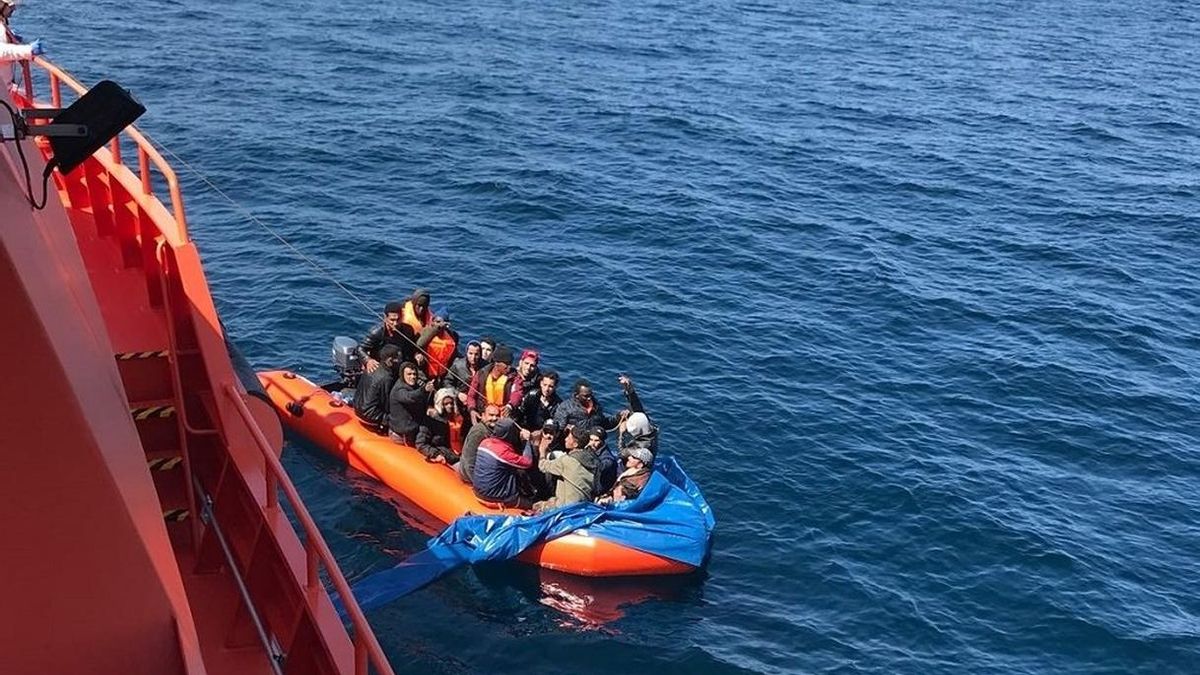 Rescatadas un total de 30 personas en tres pateras en aguas del Estrecho