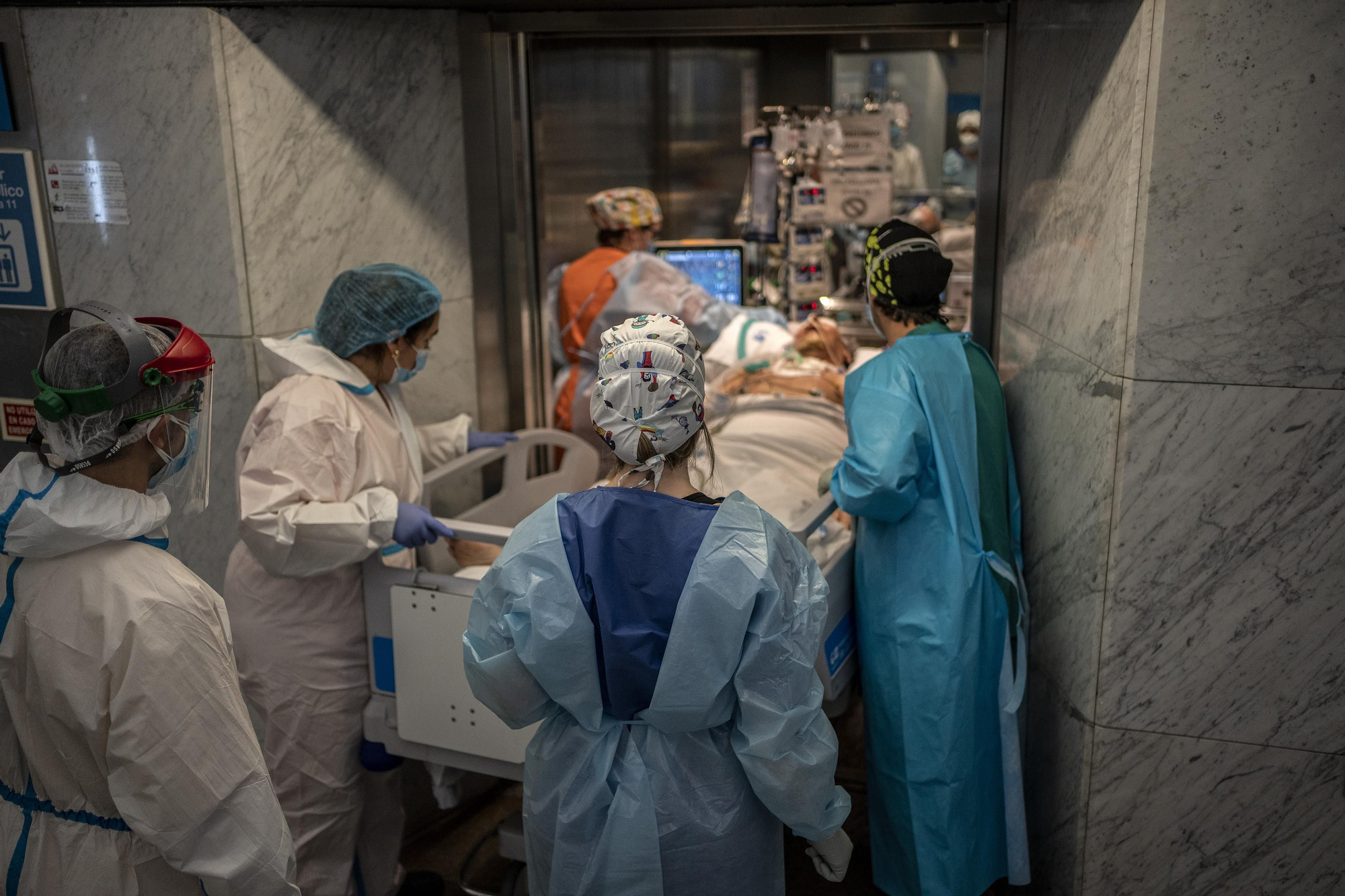Un paciente con COVID-19 es trasladado dentro del hospital para ser sometido a unas pruebas.
