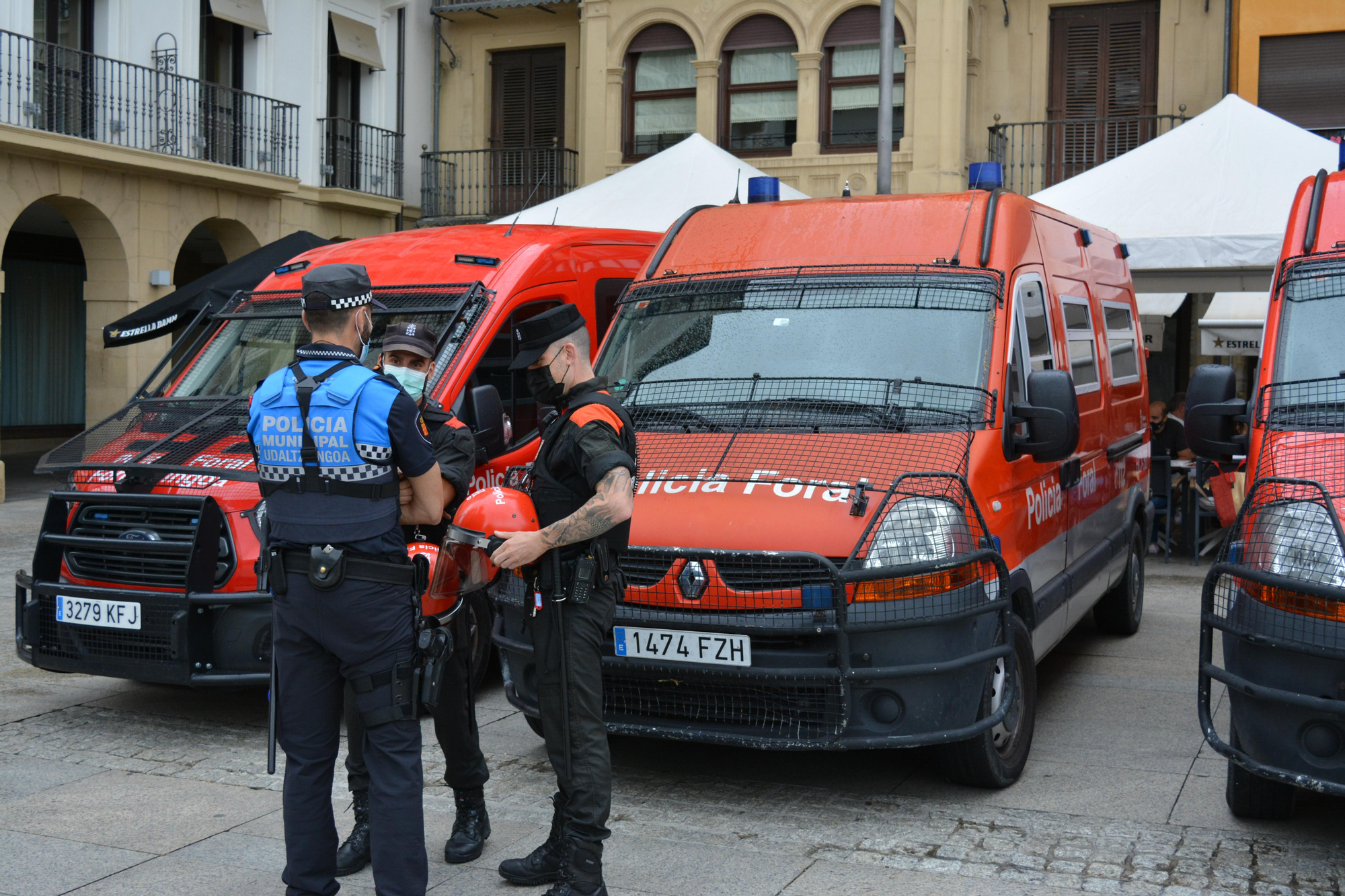 Patrullas de la Policía Municipal y Foral charlan en un control en la plaza del Castillo
