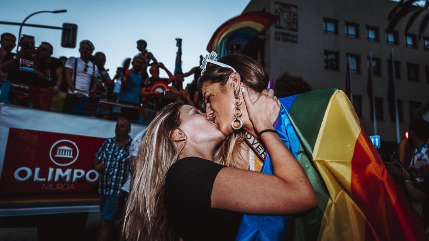 Una pareja se besa en el Orgullo LGTBI 2022 en Murcia