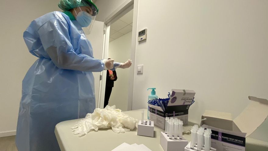 Una sanitaria se prepara para tomar muestras en un cribado en Caldas de Reis (Pontevedra)