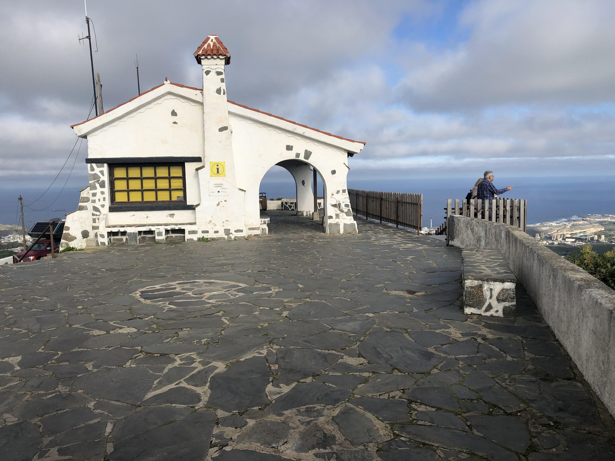 Lleva tres años cerrada y abandonada. En los bajos tiene un bunker descubierto en 2014 en el que se proyectaba un interesante audiovisual