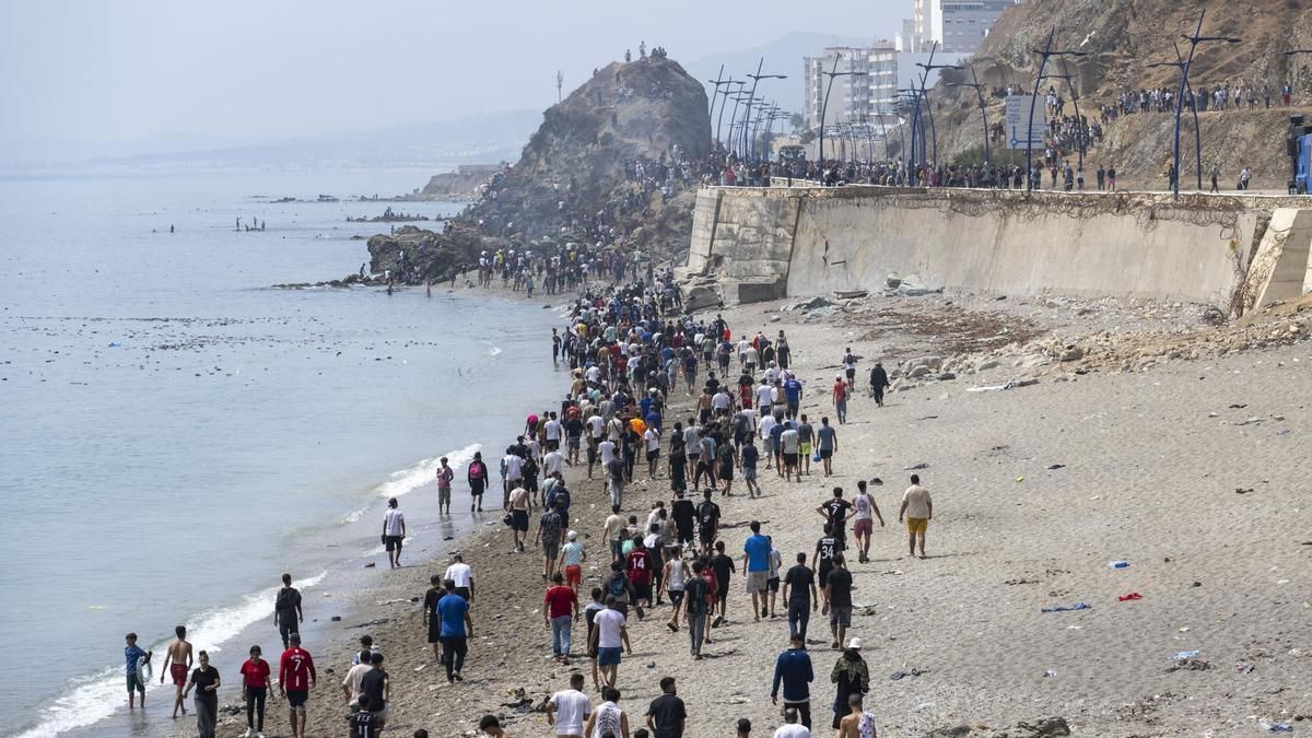 Última hora de la llegada de migrantes a Ceuta: el Gobierno empieza a instalar barreras de contención en el Tarajal tras una noche sin incidentes