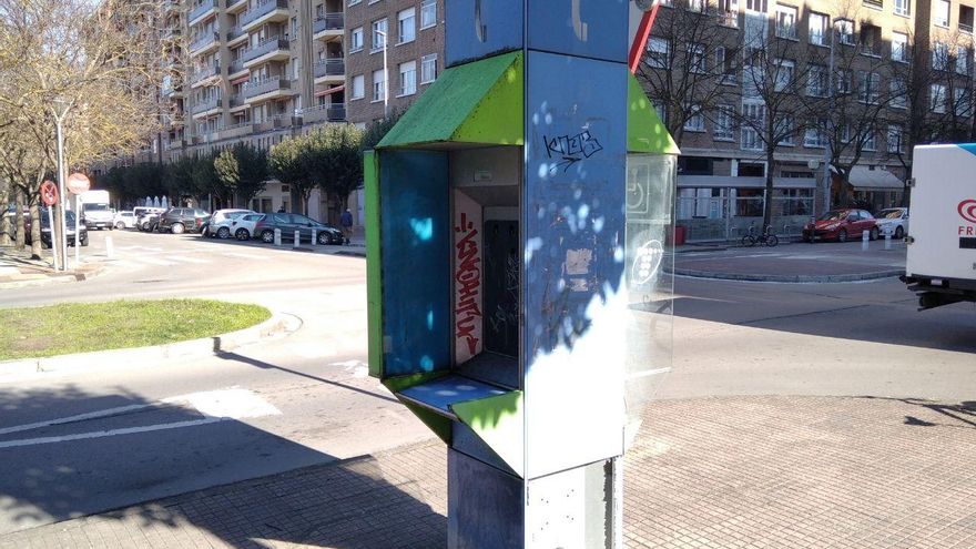Cabina de teléfono en la calle Pintor Ignacio Díaz de Olano de Vitoria