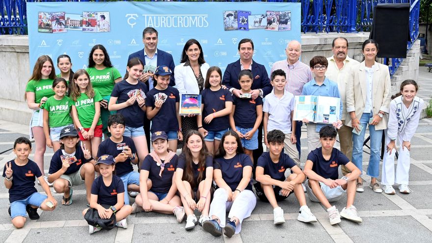 La alcaldesa de Santander promociona los 'TauroCromos' entre niños: un álbum coleccionable con más de 500 imágenes taurinas