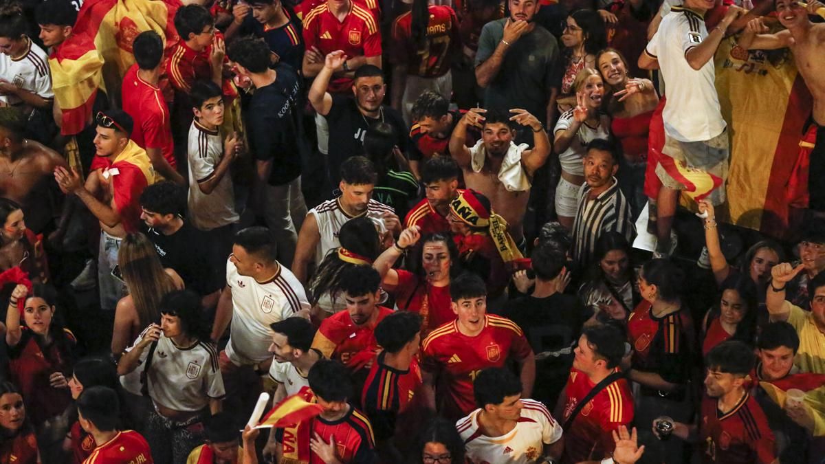 La celebración de los cordobeses en Las Tendillas tras el triunfo de España, en imágenes