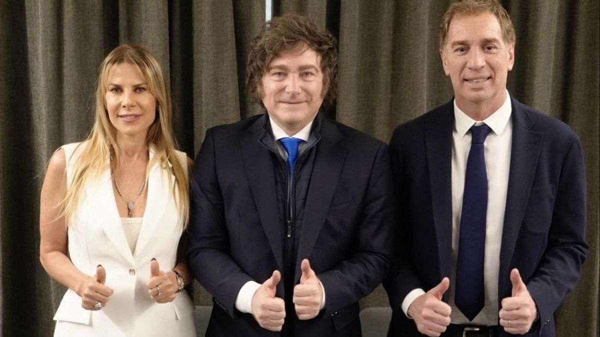 Karen Reichardt, Javier Milei y el ahora primer candidato a diputado, Diego Santilli, el viernes en un acto en San Nicolás.