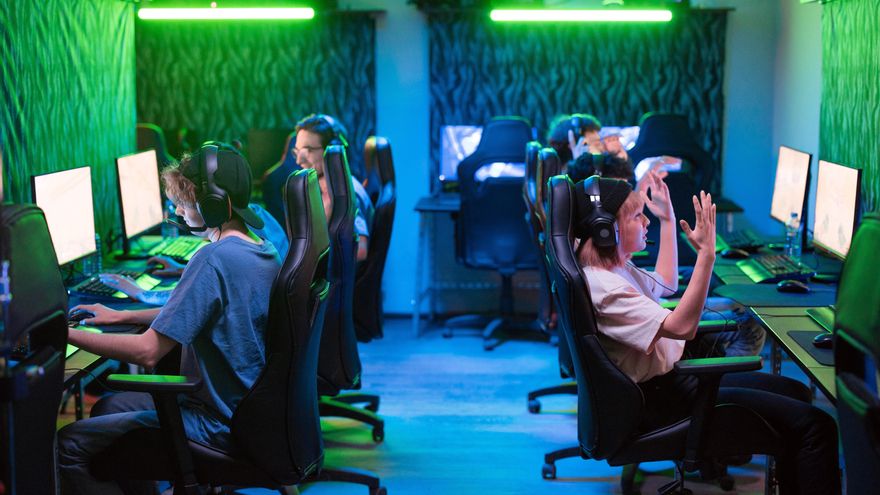 Sillas de 'gaming' frente a las de oficina: ¿cuáles son mejores para teletrabajar?