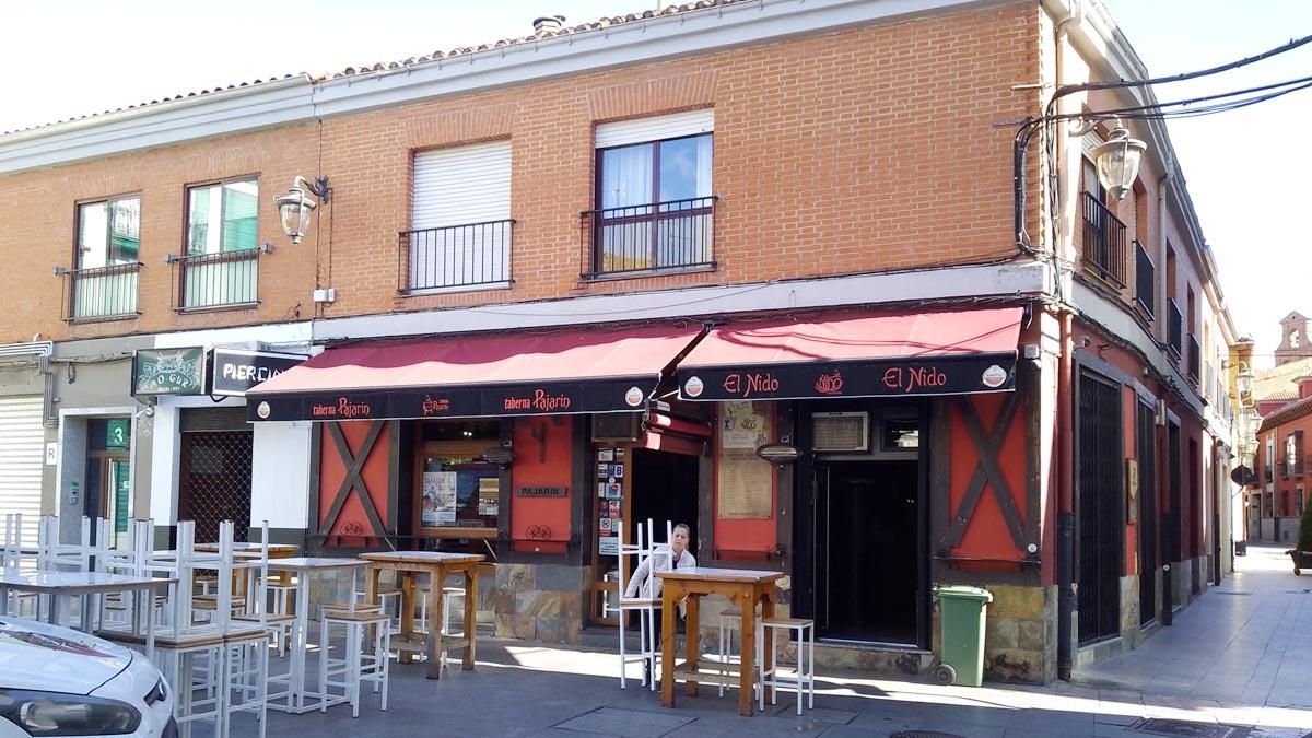 En el lugar que hoy ocupa este insulso (en comparación con el anterior) edificio de la plaza Torres de Omaña, con entradas por las calles Serranos y actual calle Fernando González Regueral (antes calle Catalinas) vivieron, cada uno en una parte, compartiendo patio común), el ingeniero Salustio y su hermana Emilia. La plaza Torres de Omaña, tras el derribo de la casa del marqués de Montevirgen y otras atrocidades, ha perdido definitivamente su encanto.