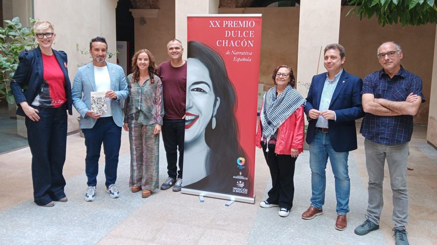 David Uclés gana el XX Premio 'Dulce Chacón' por 'La península de las casas vacías'