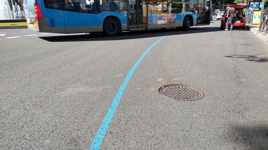 ¿Qué significa la línea azul pintada en algunas calzadas en Madrid?