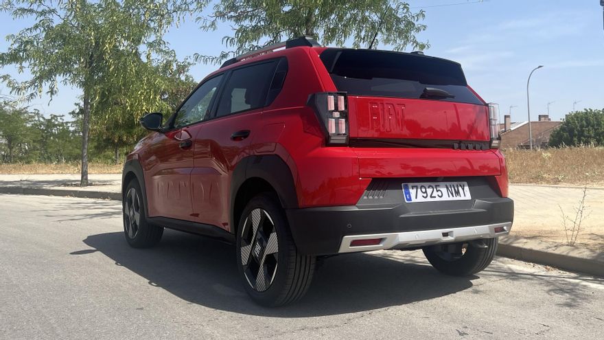 Vista trasera del modelo italiano, con las letras de 'Fiat' embutidas en el portón.