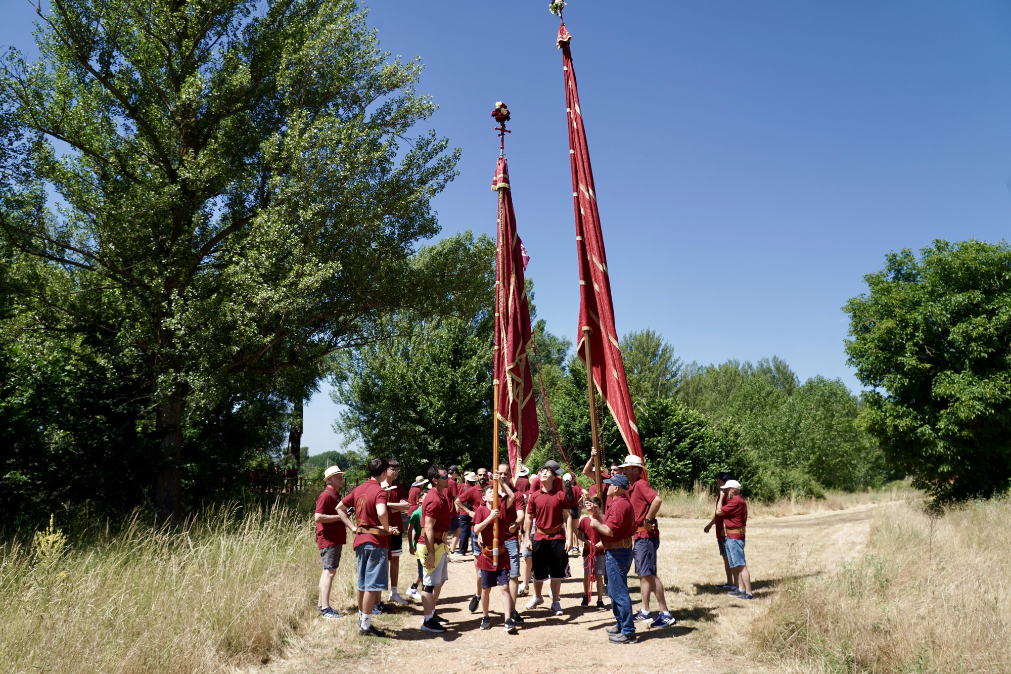 Orgullo de pendones en Oteruelo de la Valduerna para airear la seña de identidad leonesa