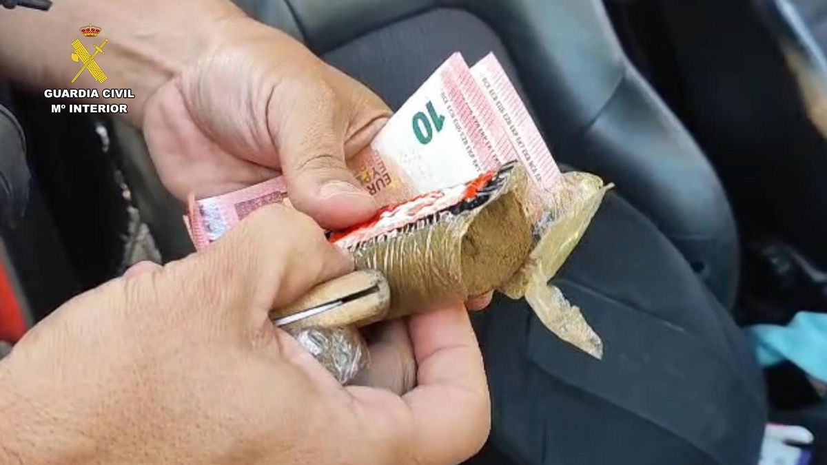 En el interior del coche ocultaba una mochila con marihuana y hachis