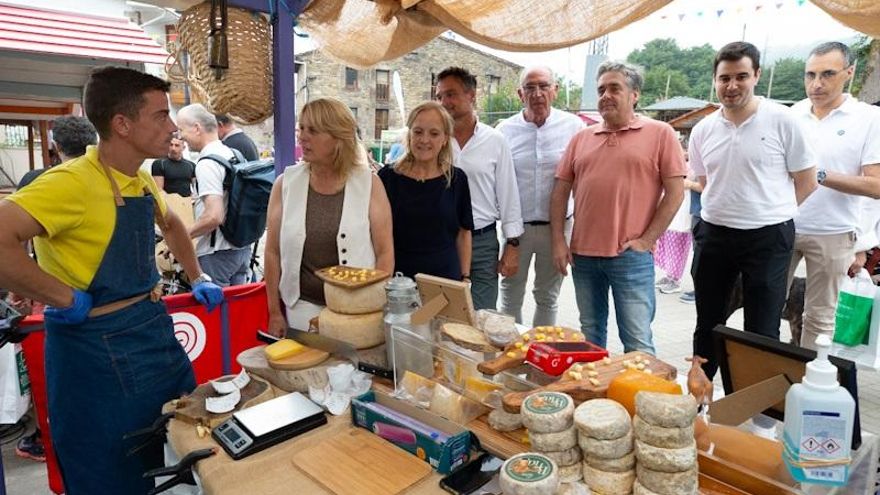 Visita de las consejeras Susinos y Urrutia a la Feria Internacional del Queso Artesano de Pesquera.