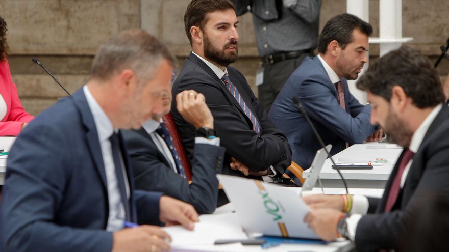 El Ejecutivo murciano de PP y Vox destina 100.000 euros a la unidad de España y recorta las ayudas a sindicatos y patronal