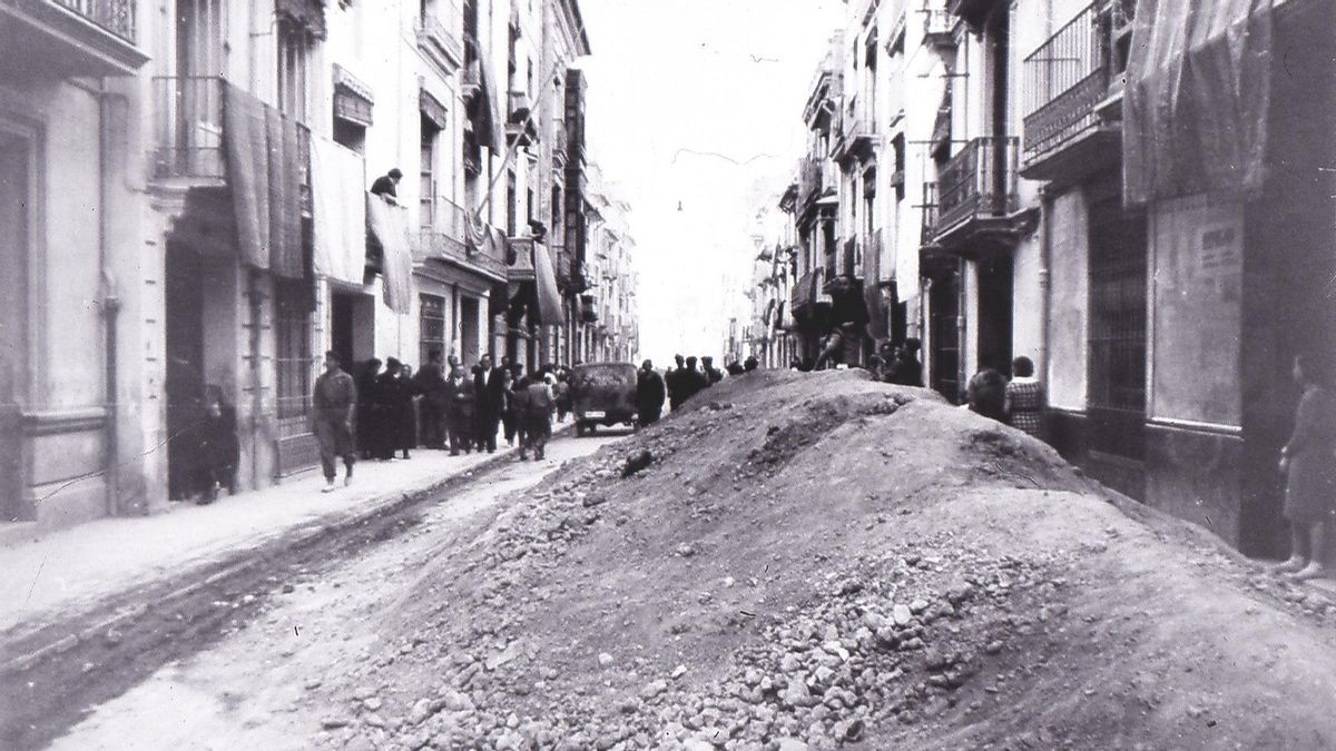 Un carrer engalanat de Castelló per a rebre als vencedors. Els muntons de terra procedeixen de les galeries excavades en l’interior de les cases per a construir refugis contra els bombardejos (Fons AGA).