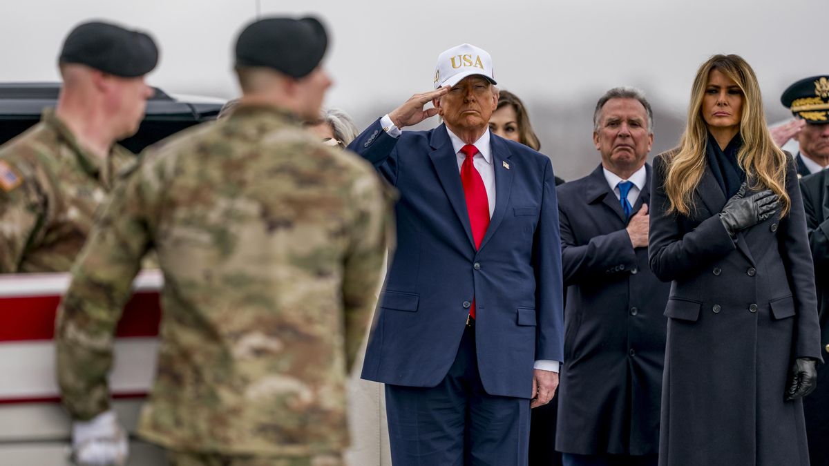 El presidente de EEUU, Donald Trump, saluda a los restos de seis soldados muertos en Kuwait en marzo.