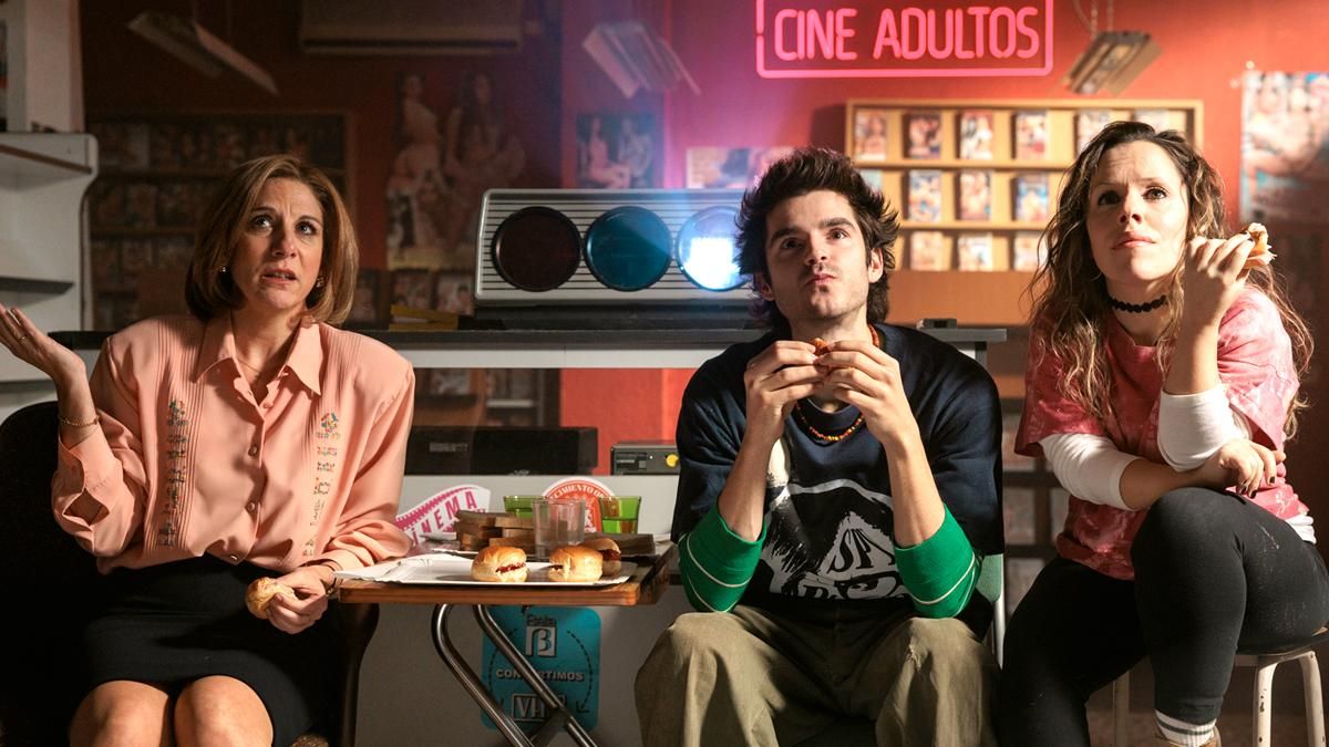 Prime Video lanza el tráiler de 'Cochinas' y fija su fecha de estreno con Malena Alterio en un videoclub de cine para adultos
