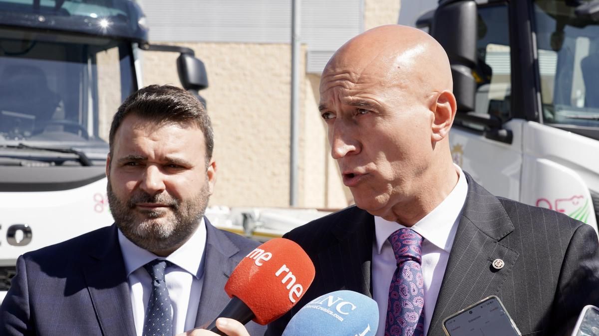 El alcalde de León, José Antonio Diez, y el concejal de Limpieza y Residuos, Jon Fernández.