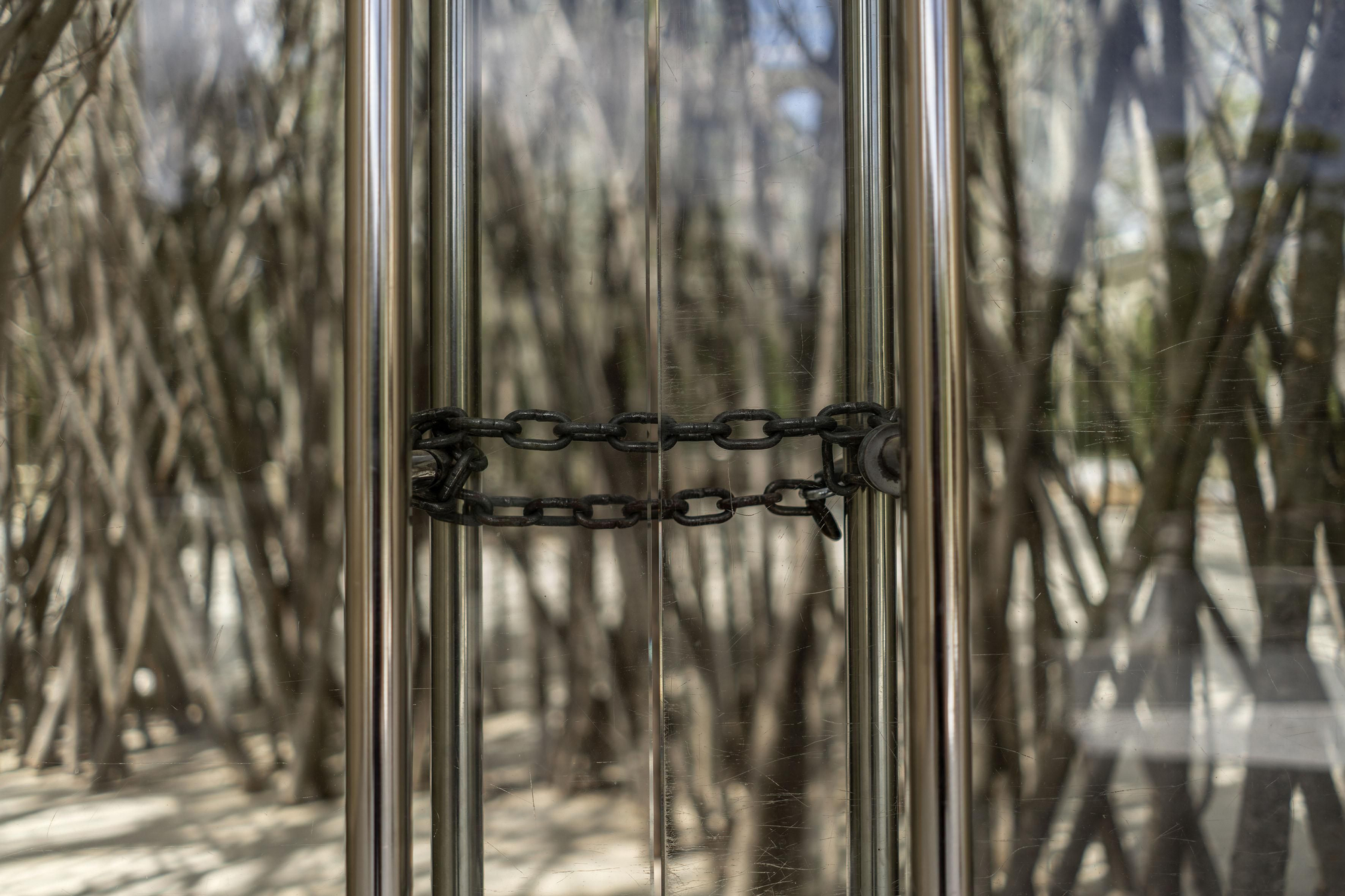 Las puertas del Palacio de Cristal (Madrid) cerradas