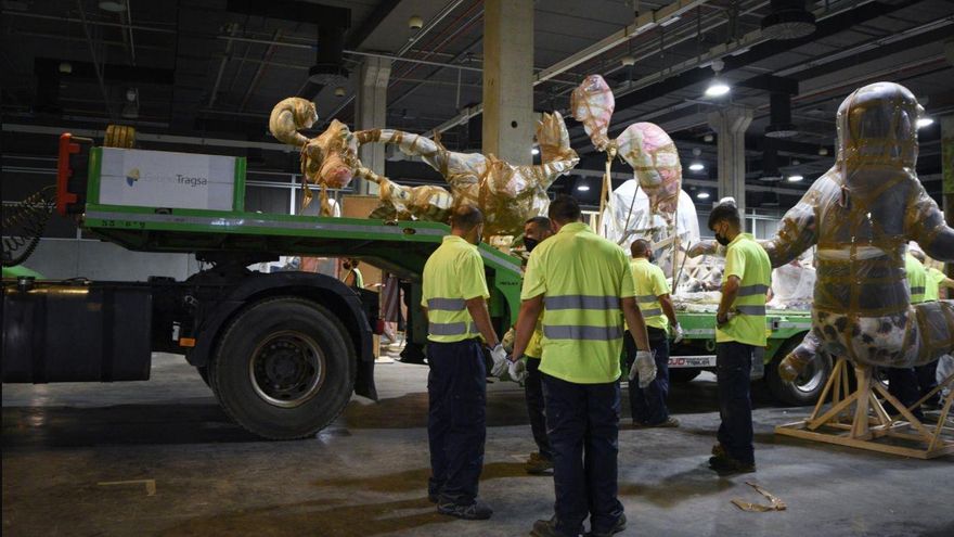 Un camión empieza a cargar ninots para trasladarlos desde Feria València, donde estaban almacenados.