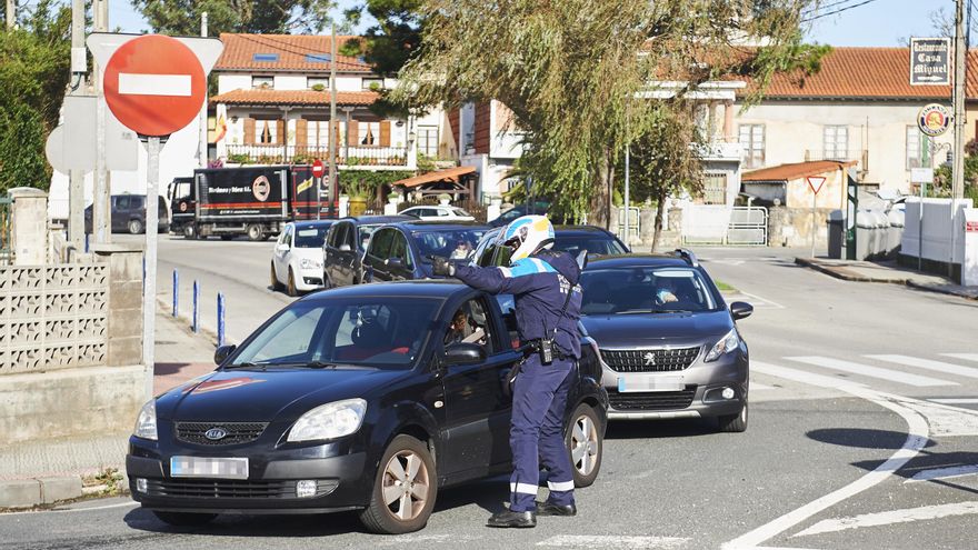 Agentes de la Policía Municipal en un control en la rotonda de Corbán, que regula la entrada y salida de Santander. Archivo