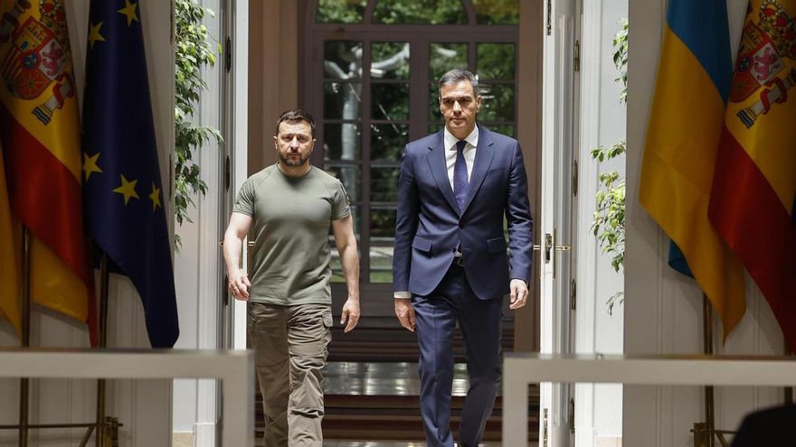 Imagen de archivo del presidente de Ucrania, Volodímir Zelenski (i), y el presidente del Gobierno español, Pedro Sánchez, durante el encuentro que mantuvieron en mayo de 2024 en el palacio de la Moncloa, en Madrid.
