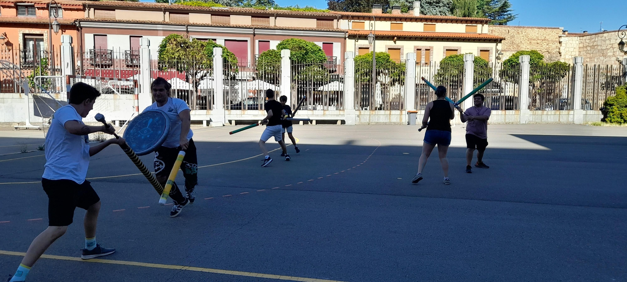 Una demostración de esgrima fantástica con 'armas' de gomaespuma