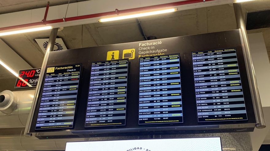 Un panel de información de vuelos en el aeropuerto de Palma este lunes, con numerosos vuelos retrasados.