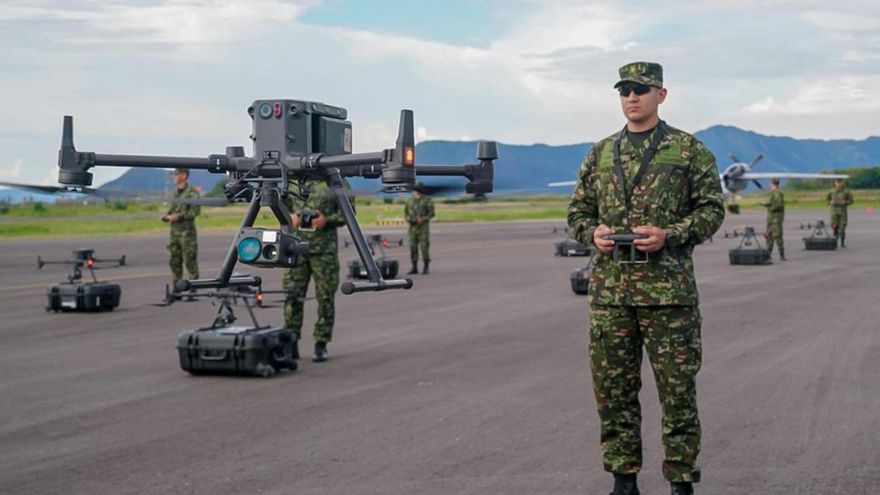 Fotografía sin fecha específica de toma cedida por la oficina de prensa de las Fuerzas Militares de Colombia, que muestra soldados operando drones. Colombia iniciará el próximo 23 de marzo las pruebas de equipos del proyecto del Escudo Nacional Antidrones, una iniciativa destinada a detectar, anticipar y neutralizar aeronaves no tripuladas utilizadas por grupos armados ilegales, informó este sábado el Ministerio de Defensa. EFE/Fuerzas Militares de Colombia