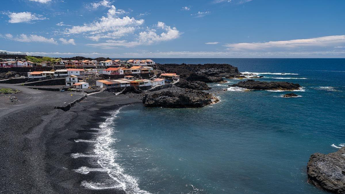 Herido un hombre tras sufrir una caída en una playa de Fuencaliente