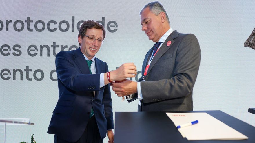 La cara B de las primeras cuentas de Sanz como alcalde de Sevilla: pedir a los bancos más que nunca y aumento de la deuda