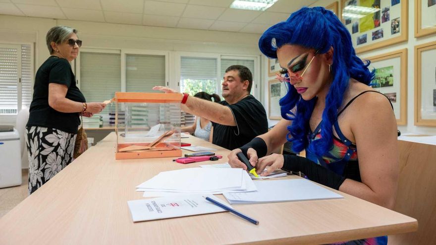 Una de las componentes las mesas electorales en el Colegio Montserrat de Madrid.