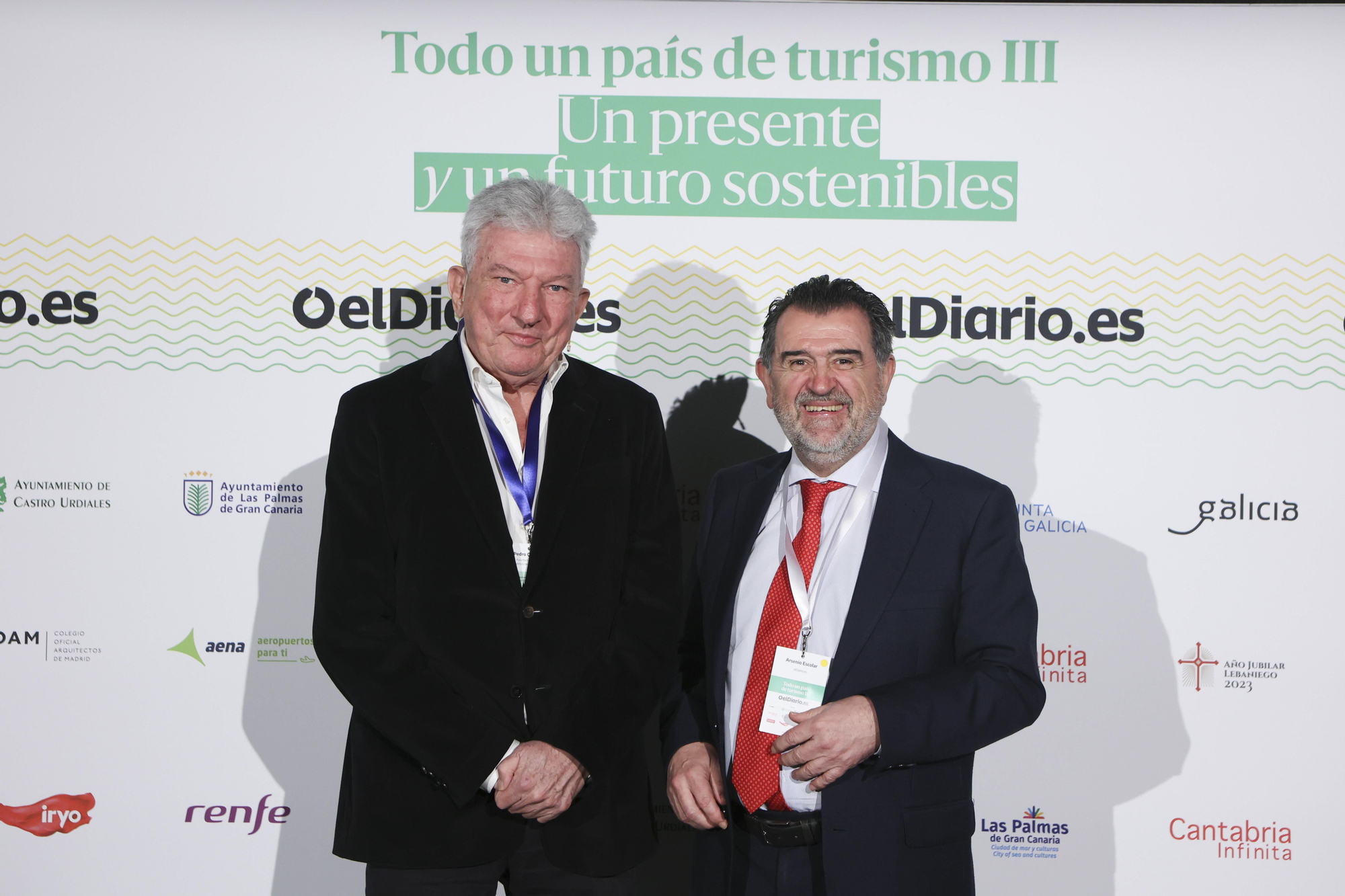 Pedro Quevedo Iturbe, primer teniente de alcaldesa y concejal de Desarrollo Local, Turismo y Ciudad de Mar de Las Palmas de Gran Canaria y Arsenio Escolar, director de Relaciones Institucionales y Formación de elDiario.es