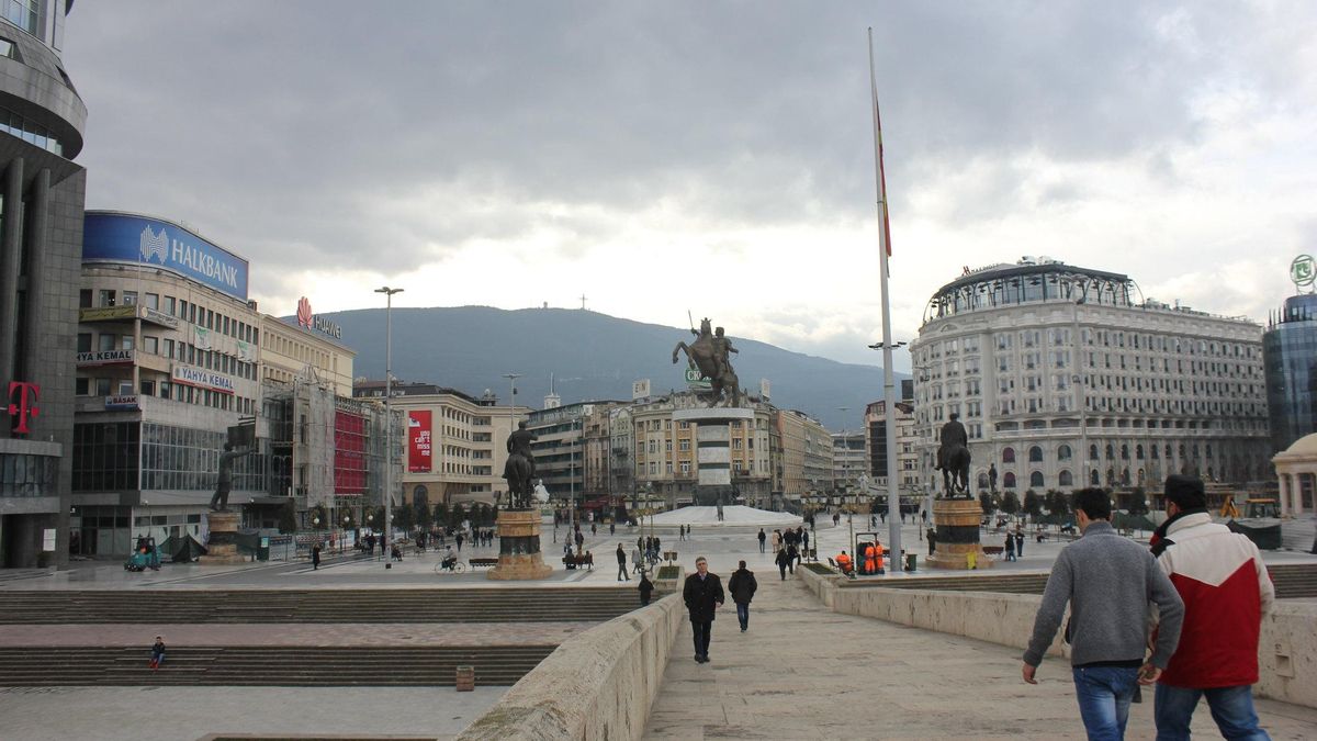 La gran estatua ecuestre de Alejandro Magno preside la Plaza de Macedonia.