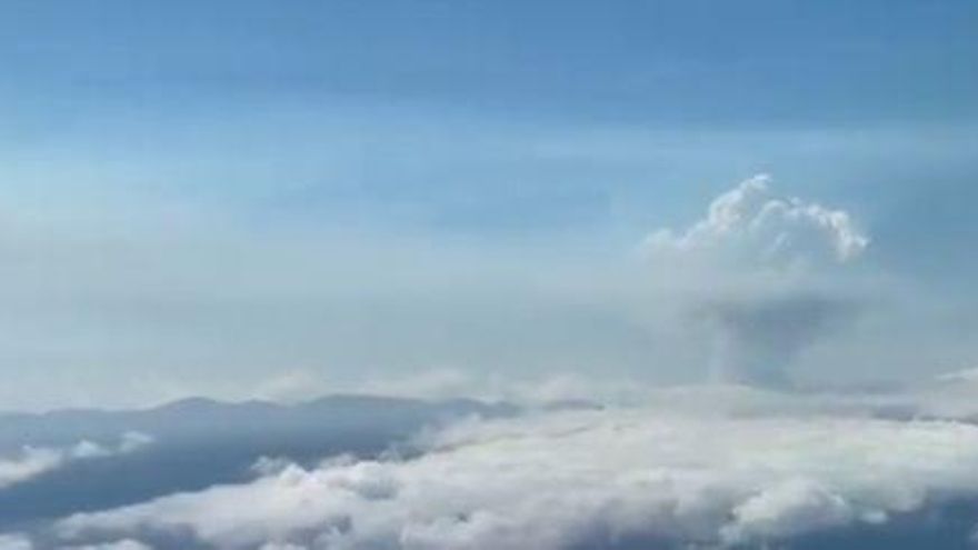 Erupción volcánica desde un vuelo de Binter