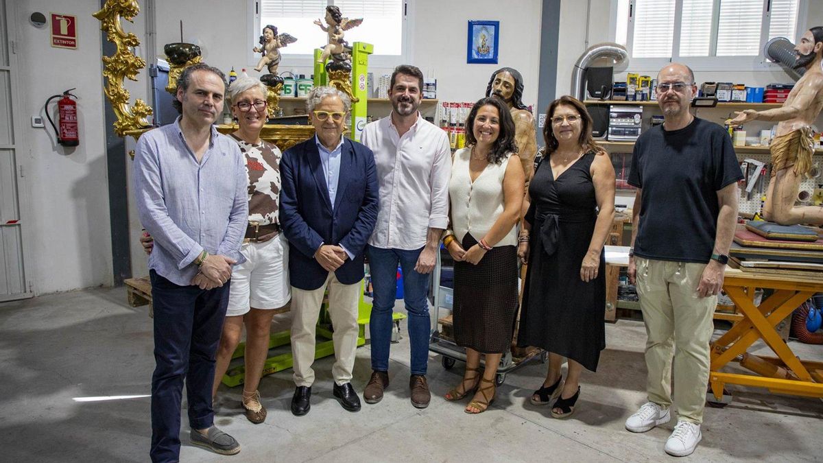 Fuentes (3º izda.), duante la visita al taller de Ana Infante en Luque.
