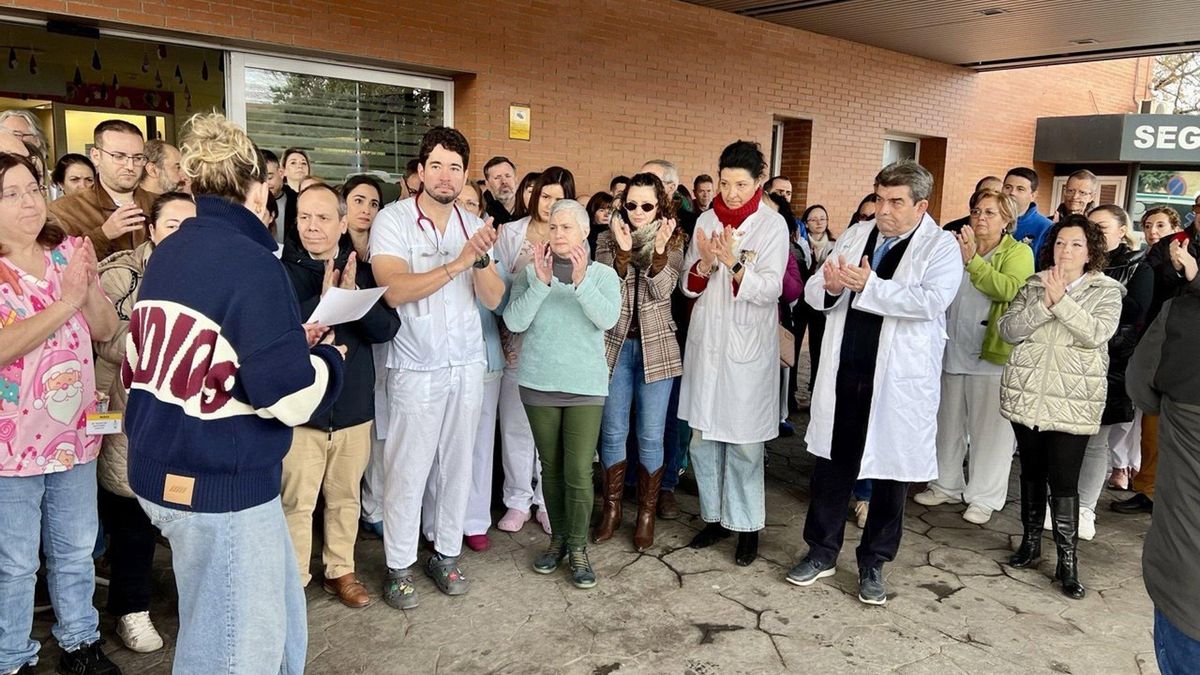 Concentración en el hospital de Puertollano para rechazar la "brutal" agresión a una médica de Urgencias