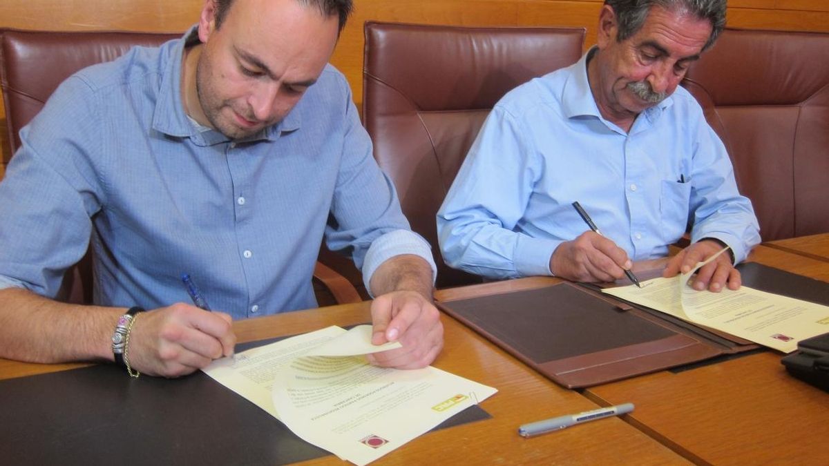 PRC y Podemos firman el acuerdo que facilita la investidura de Revilla y que no supone "travestismo político"
