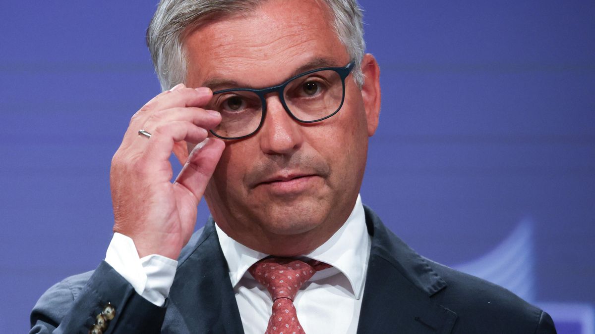 El comisario europeo de Interior desvincula la regularización de migrantes y la crisis en Ceuta