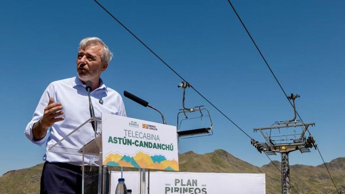 Azcón coloca la primera piedra del telecabina Astún-Candanchú, un proyecto cuestionado por su impacto ambiental