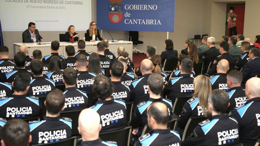 La consejera de Presidencia, Isabel Urrutia, con Policía Local