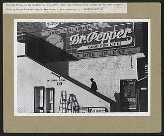 Entrada para negros a un cine en los '30, zona del Mississippi (Wikipedia)