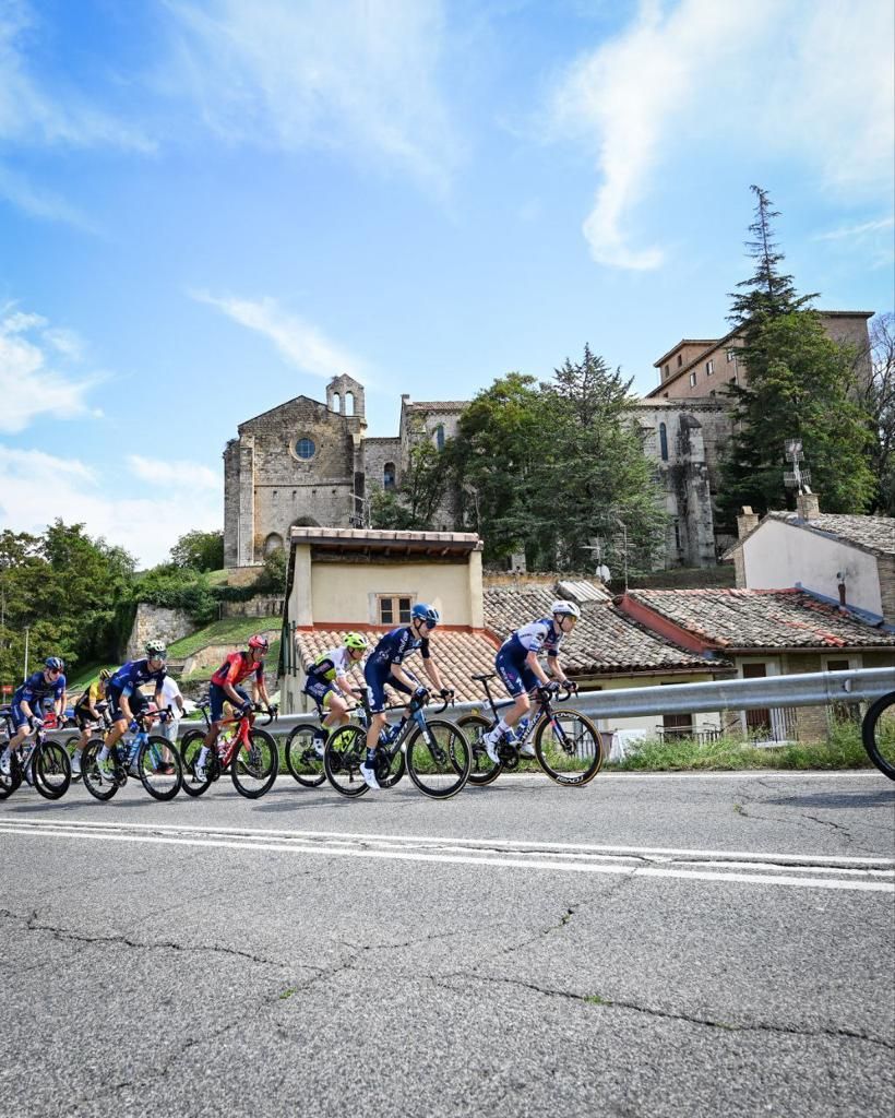 Paso del pelotón por una localidad francesa en la decimocuarta etapa de La Vuelta entre Sauveterre del Bearn y Larra - Belagua.