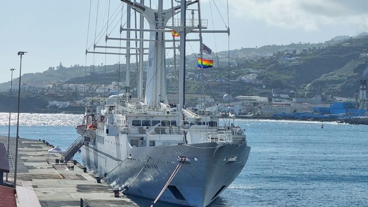 El puerto  de Santa Cruz de La Palma luce una elegante estampa marinera con la tercera escala del velero ‘Wind Star’
