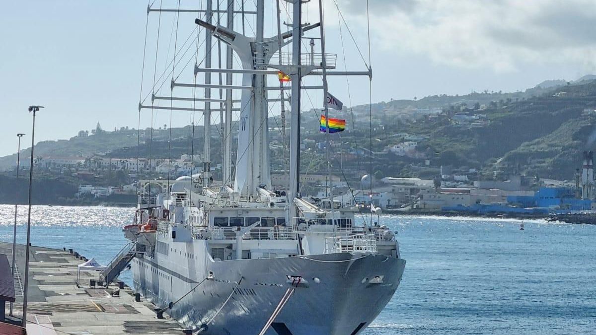 El puerto  de Santa Cruz de La Palma luce una elegante estampa marinera con la tercera escala del velero ‘Wind Star’