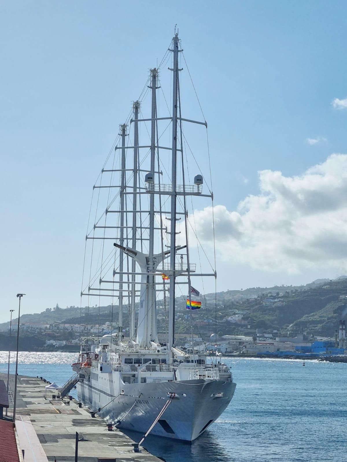 El yate velero ‘Wind Star’ de cuatro mástiles, este lunes, 15 de diciembre, en el puerto de Santa Cruz de La Palma.